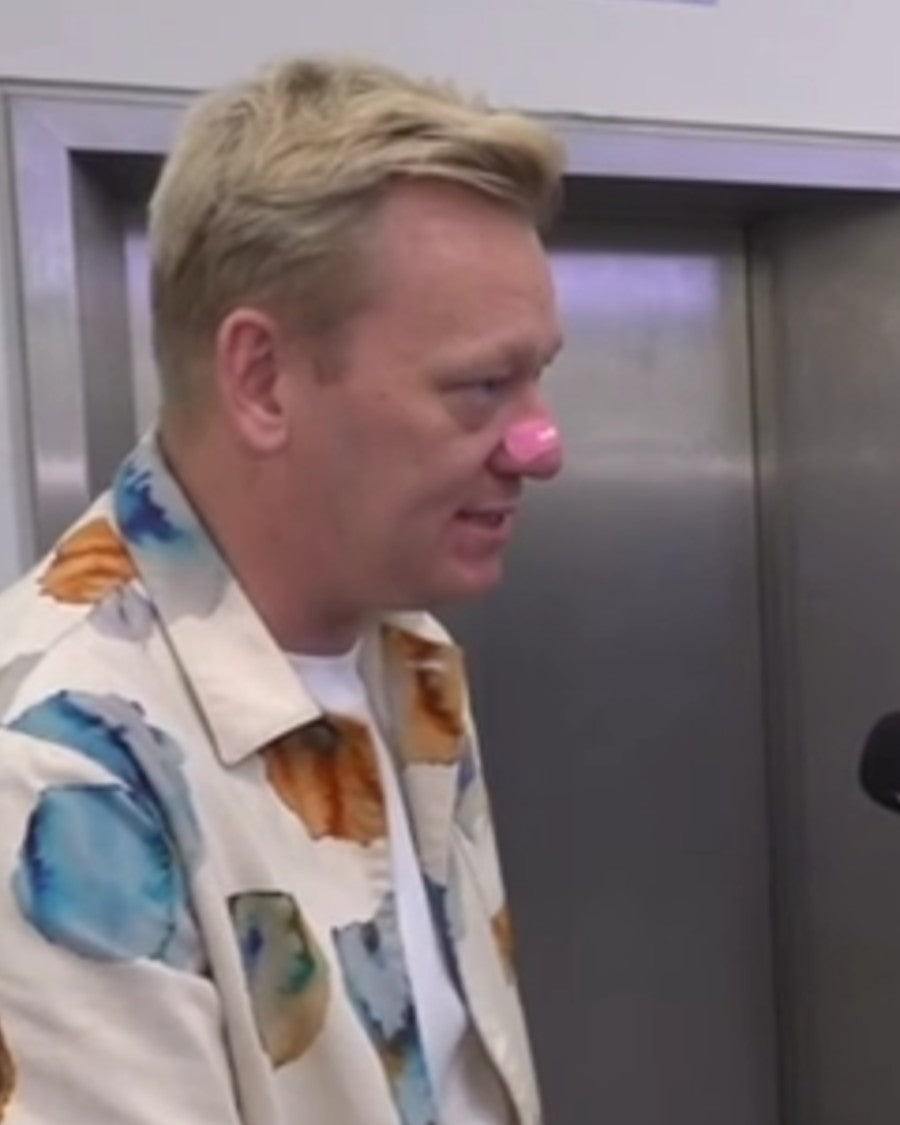 Knossi mit sniffys. Nasenstreifen im Livestream auf der FIBO