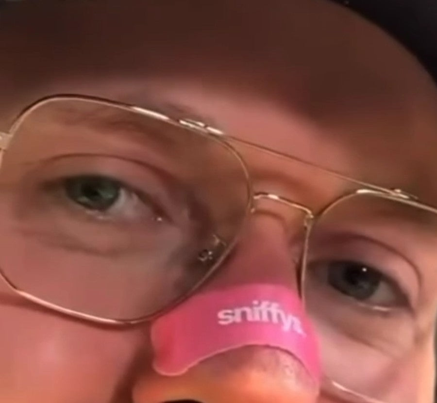 Zarbex mit pinkem sniffys. Nasenstreifen