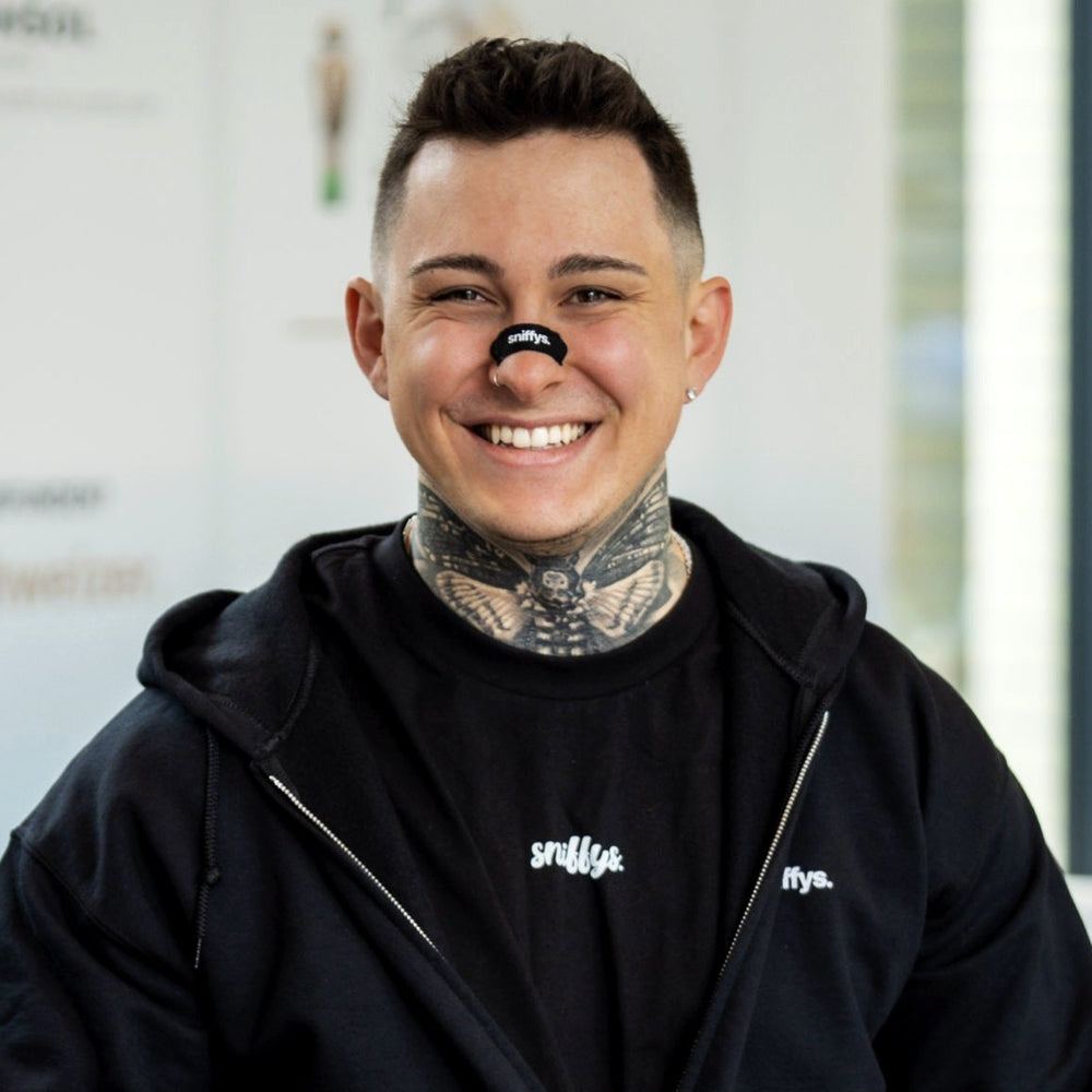 sniffys. Mitgründer Robin mit schwarzem Nasenstreifen im sniffys. Hoodie