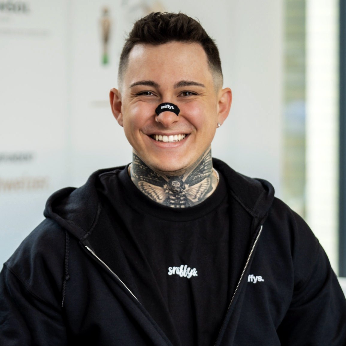 sniffys. Mitgründer Robin mit schwarzem Nasenstreifen im sniffys. Hoodie