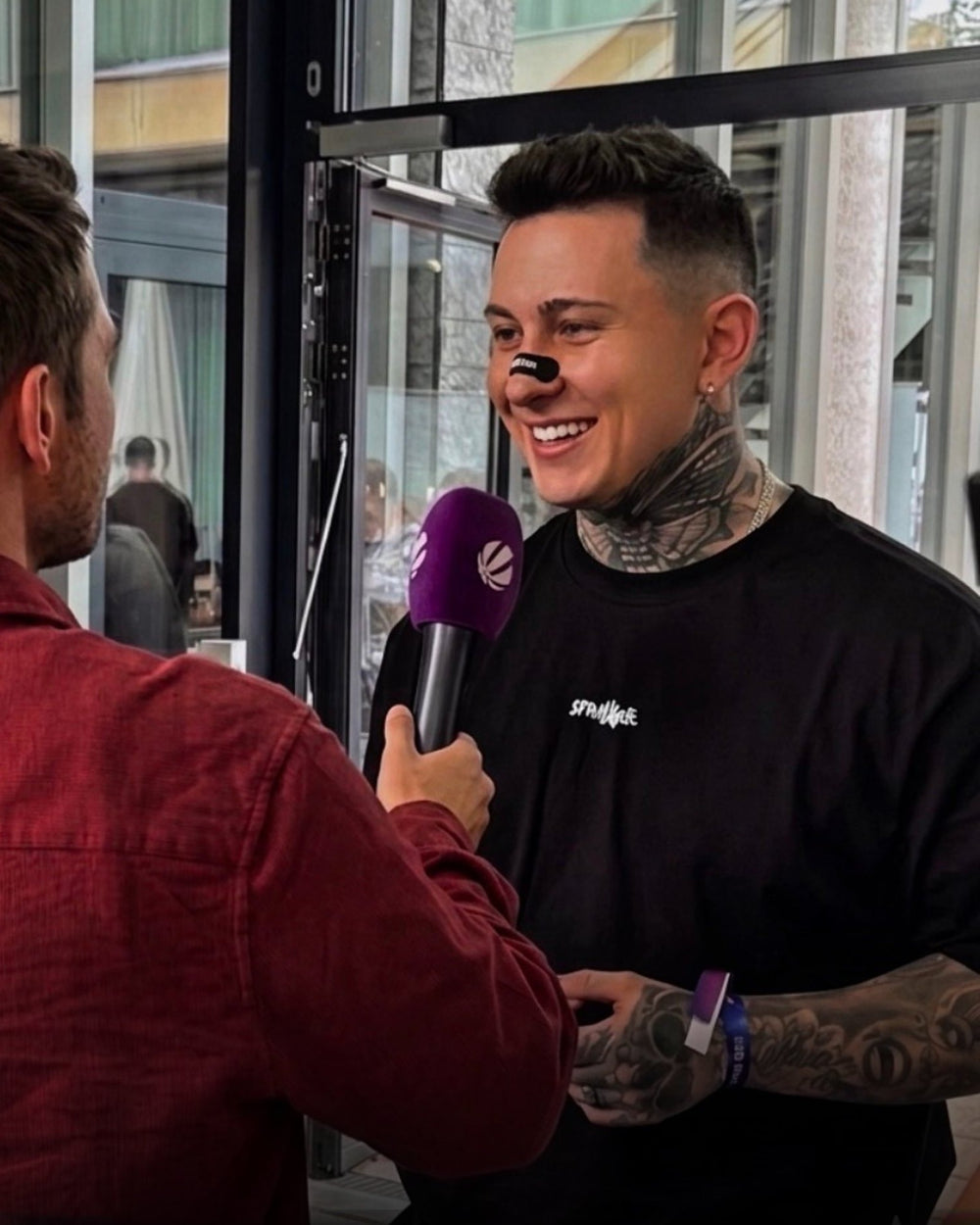 Robin mit sniffys. Nasenstreifen im TV-Interview